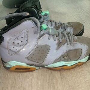 Stylish High-Top Sneakers with Mint Accents
